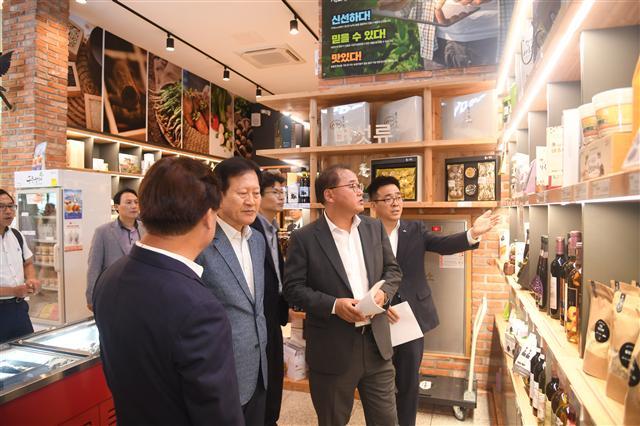 김종훈(오른쪽 2번째) 농림축산식품부 차관보가 11일 서울 송파구 산림조합중앙회 임산물유통센터에서 개장한 ‘비욘드 팜’ 1호점 매장을 둘러보고 있다.   [제공=농림축산식품부]