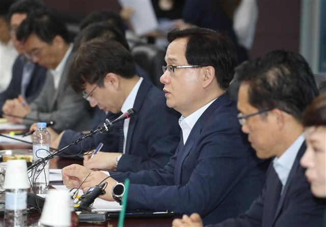 미국과 중국의 무역전쟁이 전면전으로 치닫고 있는 가운데 12일 오전 서울 종로구 무역보험공사에서 열린 미ㆍ중 무역분쟁 실물경제 대응반 회의에서 강성천(오른쪽 세번째) 산업통상자원부 통상차관보가 발언하고 있다.  [연합뉴스]