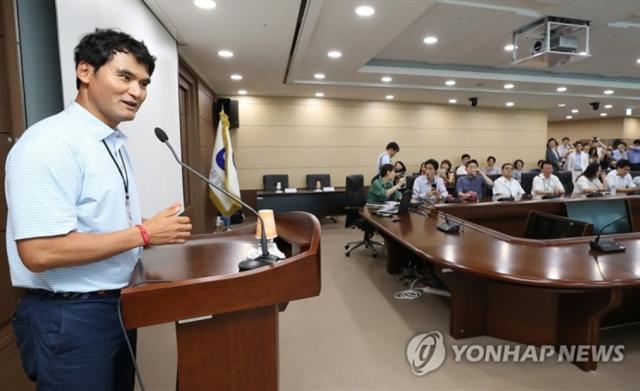 ‘코리안 특급’ 박찬호가 11일 오전 정부세종청사 기획재정부에서 직원들을 대상을 강연하고 있다. [연합뉴스]