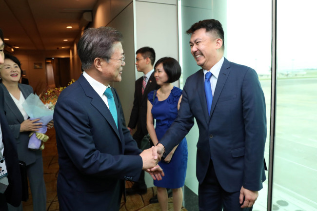 Singaporean Ambassador Yip Wei Kiat, right, shakes hands with South Korean President Moon Jae-in. (Yonhap)