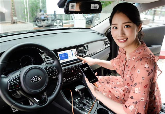 현대기아차는 12일 서울 강남구 비트360(기아차 브랜드 체험관)에서 열린 론칭 행사에서 “구글ㆍ카카오모빌리티와 손을 잡고 고객들의 편의성과 안전성을 높여줄 혁신적인 커넥티비티 서비스를 국내 소비자들에게 제공한다”고 밝혔다. [제공=현대기아차]