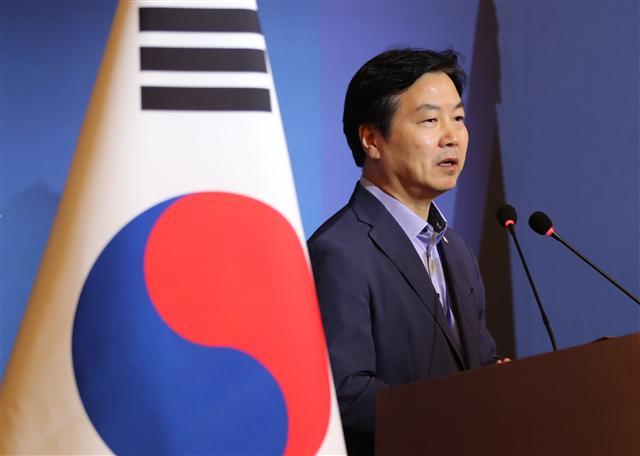 문재인 대통령의 인도와 싱가포르 국빈 방문을 수행 중인 홍종학 중소 벤처기업부 장관이 11일 오후 싱가포르 샹그릴라 라사 센토사 리조트에서 열린 브리핑에서 인도 방문 성과와 싱가포르에서 전망을 말하고 있다. 홍 장관은 이날 최저임금 인상에 따른 부작용을 인정했다.  [연합뉴스]