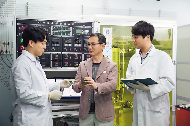 생산기술연구원 임동하 박사 연구팀이 금속 구조체 기반 SCR 촉매를 살펴보고 있다. [제공=한국생산기술연구원]