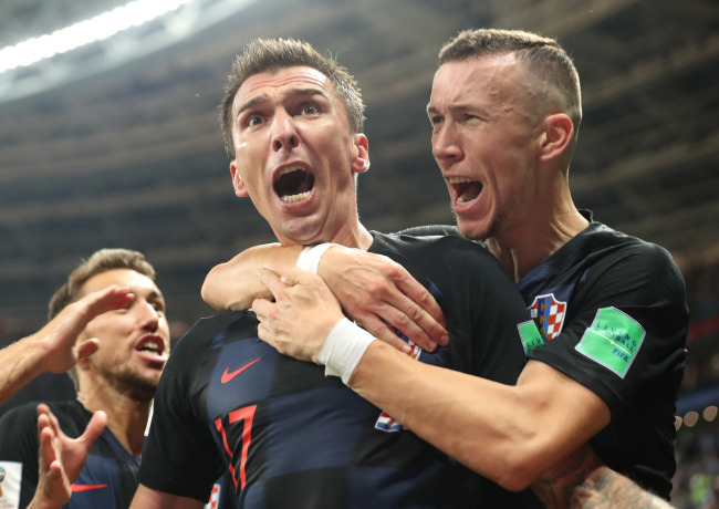 Mario Mandzukic (C) of Croatia celebrates scoring during the 2018 FIFA World Cup semi-final match between England and Croatia in Moscow, Russia, July 11. (Yonhap)