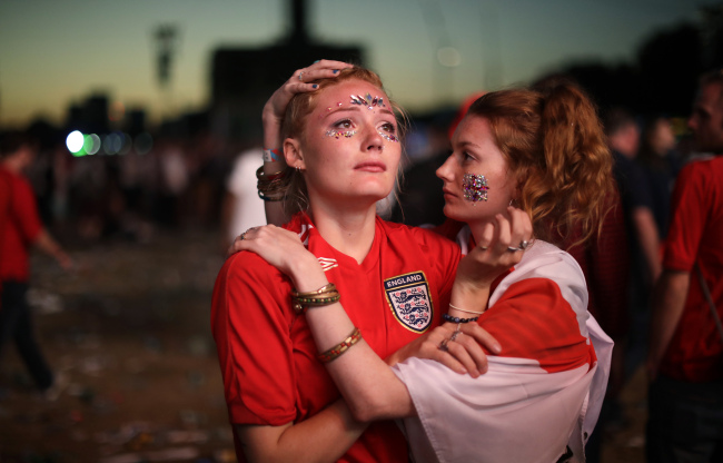 England soccer fans react after England national soccer team lost the semifinal match between Croatia and England at the 2018 soccer World Cup, in Hyde Park, London, Wednesday, July 11. (AP-Yonhap)