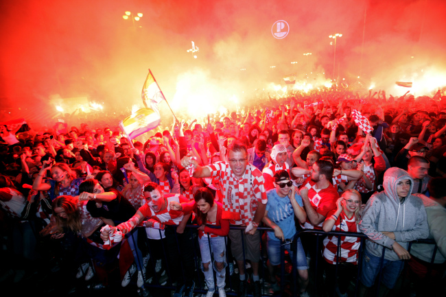 Croatian fans cheer while watching the semifinal match between Croatia and England at the 2018 soccer World Cup, in Zagreb, Croatia, Wednesday, July 11. (AP-Yonhap)