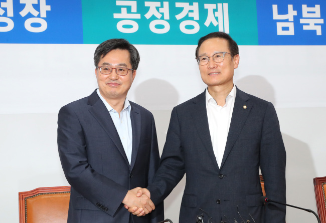 더불어민주당 홍영표 원내대표(오른쪽)가 12일 오전 국회에서 인사차 방문한 김동연 부총리 겸 기획재정부 장관과 악수하고 있다.[사진=연합뉴스]
더불어민주당 홍영표 원내대표(오른쪽)가 12일 오전 국회에서 인사차 방문한 김동연 부총리 겸 기획재정부 장관과 악수하고 있다.[사진=연합뉴스]