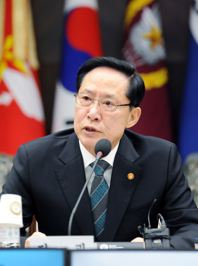 송영무 국방부 장관이 취임 1주년 기자간담회에서 질문에 답하고 있다. [사진=국방부]