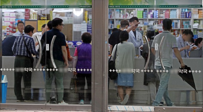 South Koreans at a local pharmacy in Seoul (Yonhap)