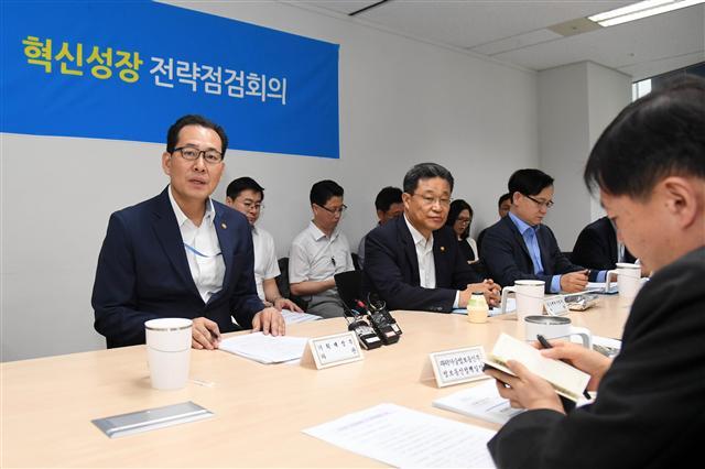 고형권(왼쪽) 기획재정부 1차관이 13일 서울시 중구 대한상공회의소에서 열린 제4차 혁신성장 전략점검회의에 참석해 모두발언을 하고 있다. 최수규 중소벤처기업부 차관, 손병두 금융위원회 사무처장 등이 참석한 이날 회의에서 관계자들은 혁신성장의 마중물이 될 국가투자 프로젝트 등에 대해 집중 논의했다.  [제공=기획재정부]