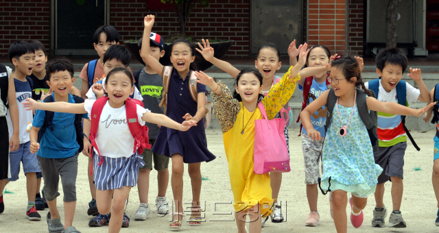 2018년 여름방학이 시작되었다. 13일 중랑구 묵현초등학교 2학년 학생들이 방학을 맞아 신나게 교문을 나서고 있다. <br />정희조 기자/checho@heraldcorp.com  180713
