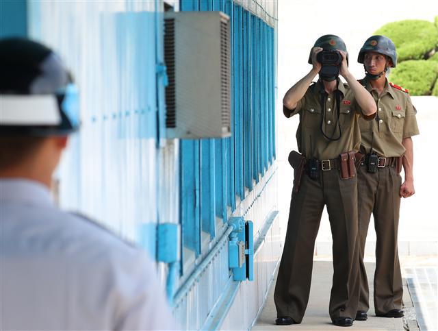 판문점 북측 지역에서 인민군 병사가 판문점 남측을 지켜보고 있다.  [제공=연합뉴스]