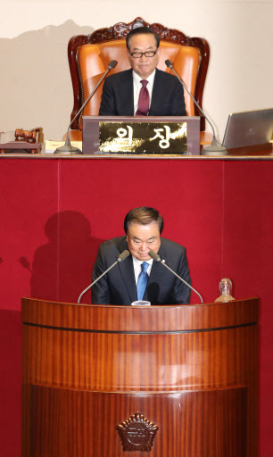 [사진설명=20대 국회 후반기 2년간 입법부를 이끌 신임 국회의장에 선출된 더불어민주당 문희상 의원이 13일 오전 본회의장에서 소감을 말하기 전 인사하고 있다. 사진제공=연합뉴스]