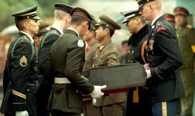 North Korean soldiers hand over remains of US servicemen killed during the Korean War to United Nations honor guards at the Military Demarcation Line dividing Panmunjeom, Nov. 30, 1993. (AFP)