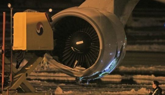 The damaged engine of the KE1275 (Yonhap database)