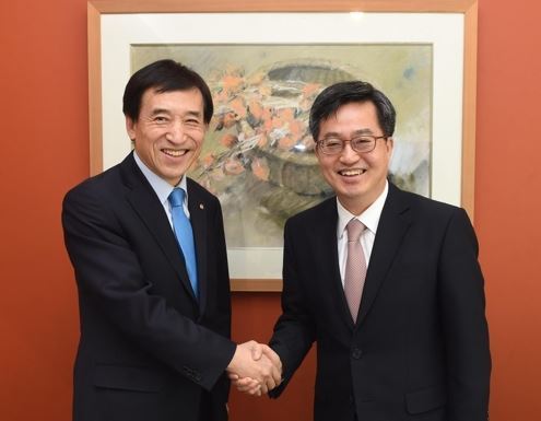 Finance Minister Kim Dong-yeon (right) and Bank of Korea Gov. Lee Ju-yeol(Yonhap)