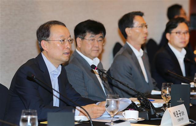 백운규 산업통상자원부 장관이 16일 서울 강남구 그랜드인터콘티넨탈호텔에서 열린 ‘12대 기업 CEO 간담회’에서 인사말을 하고 있다.
[제공=산업통상자원부］