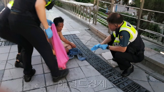 서울역파출소 소속 경찰관들이 순찰 도중 노숙인를 발견하고 조치를 취하고 있다. 이들 대부분은 파출소 바로 옆 노숙인 쉼터로 인계된다. [이민경 수습기자]