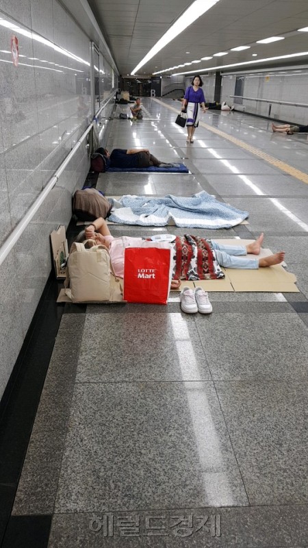 서울역 지하통로에 노숙인들이 자리를 깔고 누워있다. 경찰이 파악한 서울역 상주 노숙인는 250명에 달한다. [이민경 수습기자]