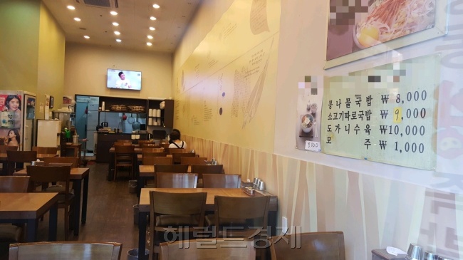 경기도 고양시의 한 식당. 주말 점심시간이었지만 식당에 사람이 없었다. 아르바이트생들은 최저임금 인상으로 월급이 늘어날 것이라고 기대했지만, 실제로는 그렇지 않았다고 했다.
