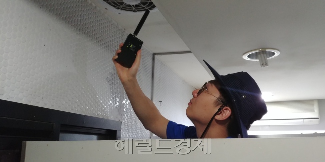 지난 13일 이태웅(22) 의경이 여의도 한강공원 인근의 화장실에서 불법촬영단속에 나서고 있는 모습. [박이담 수습기자/parkidam@heraldcorp.com]