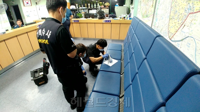 지난 13일 서울 여의도 여름파출소에 도착한 경찰과학수사대 수사관이 버려진 물건에서 절도범의 지문을 수집하고 있다. [박이담 수습기자/parkidam@heraldcorp.com]