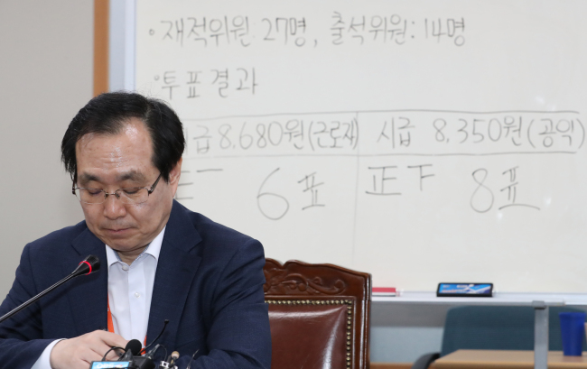 지난 14일 새벽 정부세종청사 고용노동부에서 열린 최저임금위원회 전원회의에서 내년도 최저임금이 확정돼 류장수 위원장이 브리핑을 하고 있다.[사진=연합뉴스]