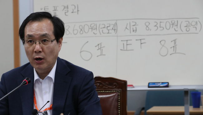 지난 14일 오전 정부세종청사 고용노동부에서 열린 최저임금위원회 전원회의에서 내년도 최저임금이 확정돼 류장수 위원장이 브리핑을 하고 있다. [사진=연합뉴스]
지난 14일 오전 정부세종청사 고용노동부에서 열린 최저임금위원회 전원회의에서 내년도 최저임금이 확정돼 류장수 위원장이 브리핑을 하고 있다. [사진=연합뉴스]