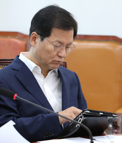 민주평화당 천정배 의원이 16일 오전 국회에서 열린 국회의원-최고위원 연석회의에서 태블릿 PC를 살피고 있다. [사진=연합뉴스]