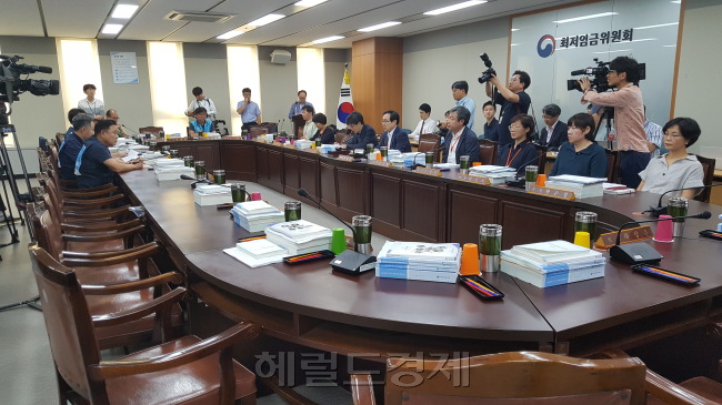 내년도 최저임금 결정에 노사 모두 불만을 드러내면서 후폭풍이 거세다. 정부의 대책이 다소 시일이 걸리는 만큼 그 과정에서 반발과 논란이 격화될 것으로 보인다. 최근 최저임금 전원회의에 사용자위원이 모두 불참하면서 자리가 비어 있다. [사진=헤럴드경제DB]