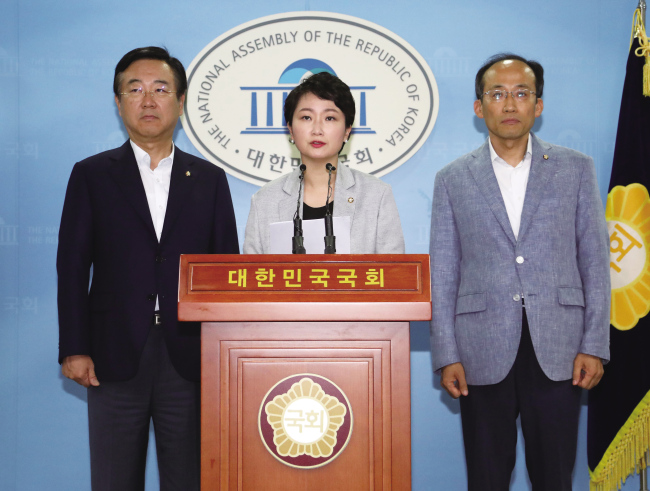 15일 오후 국회 정론관에서 시장경제살리기연대 소속 의원들(자유한국당 김종석, 추경호, 김용태 의원, 바른미래당 이언주, 정운천 의원)이 2019년 최저임금인상과 관련해 기자회견을 하고 있다. 사진은 왼쪽부터 자유한국당 김종석 의원, 바른미래당 이언주 의원, 자유한국당 추경호 의원. [연합뉴스]