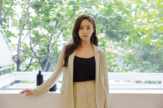 배우 고성희(28)가 최근 종영한 KBS ‘슈츠’에서 법무법인 강&함의 법률보조 사무 주임 김지나 역을 당차게 소화해냈다. “제 성격이 직업 특성과 안맞아 고민이 많아요”라고 말하는 고성희는 하나씩 부딪히면서 배우고 있다.