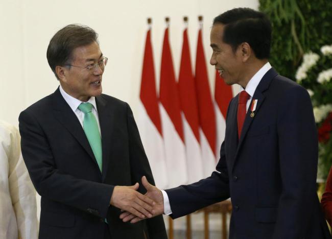 South Korean President Moon Jae-in, left, is greeted by his Indonesian counterpart Joko Widodo during their meeting at the presidential palace in Bogor, West Java, Indonesia, on Nov. 9, 2017. (Reuters)