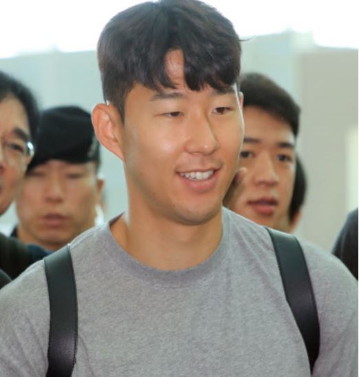 South Korean football player Son Heung-min enters Incheon International Airport, west of Seoul, to take a flight for London on July 16. (Yonhap)