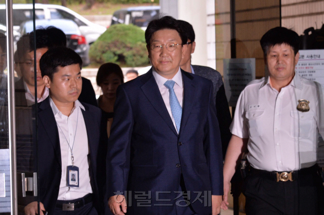 강원랜드 채용비리 관련 수사단(단장 양부남)이 권성동ㆍ염동열 의원 등 5명을 기소하며 16일 5개월여의 수사를 마무리했다. 권 의원과 염 의원은 구속을 피했다. 사진은 지난 4일 영장 심사를 받기 위해 영장 심사를 받기 위해 서울중앙지법에 출석하는 권 의원. [사진=정희조 기자/checho@heraldcorp.com]