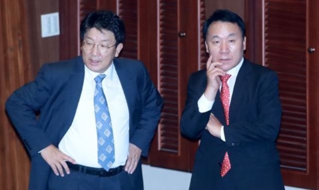 Reps. Kweon Seong-dong (L) and Yeom Dong-yeol of the main opposition Liberty Korea Party are seen in the photo filed Sept. 21, 2017. (Yonhap)