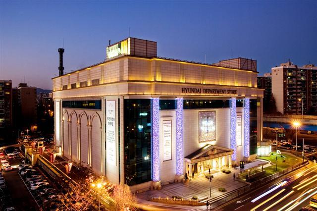 현대백화점이 ‘스마트 에너지 매니지먼트 시스템’ 도입, 점포 출입문 조기 개방 등 에너지 절약에 선도적으로 나서고 있다. 현대백화점 압구정본점 모습.