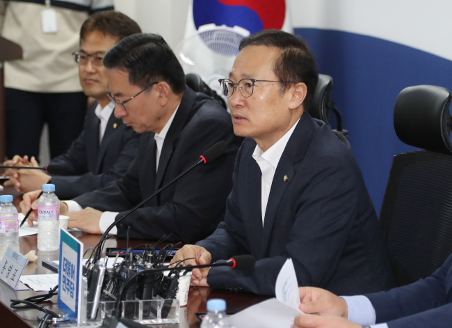 더불어민주당 홍영표 원내대표가 17일 오전 국회 의원회관에서 열린 '하반기 경제정책 방향 및 저소득층 지원대책' 당정협의에서 인사말을 하고 있다. (사진=연합뉴스)