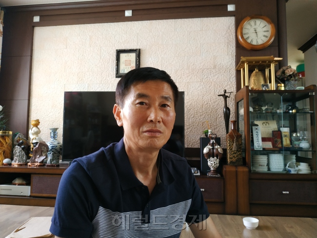독립운동가 김종철 선생의 손자인 김규홍(60·왼쪽사진) 씨.