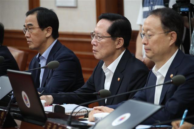 <YONHAP PHOTO-2069> 국무회의 참석한 송영무 장관 (서울=연합뉴스) 김승두 기자 = 송영무 국방부 장관이 17일 서울 세종로 정부서울청사에서 열린 국무회의에 참석해 있다. 2018.7.17 kimsdoo@yna.co.kr/2018-07-17 08:34:58/ <저작권자 ⓒ 1980-2018 ㈜연합뉴스. 무단 전재 재배포 금지.>