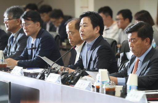 16일 서울 여의도 중소기업중앙회에서 열린 최저임금 인상 관련 중소기업 긴급 간담회에서 홍종학 중소벤처기업부 장관이 모두발언을 하고 있다. 오른쪽은 박성택 중소기업중앙회장. [연합뉴스]