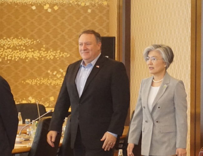 This photo provided by South Korea's foreign ministry shows South Korean Foreign Minister Kang Kyung-wha (R) and US Secretary of State Mike Pompeo meeting in Tokyo, Japan, on July 8. (Yonhap)