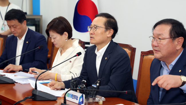 더불어민주당 홍영표 원내대표가 17일 국회에서 열린 원내대책회의에서 발언하고 있다. [사진=연합뉴스]
더불어민주당 홍영표 원내대표가 17일 국회에서 열린 원내대책회의에서 발언하고 있다. [사진=연합뉴스]