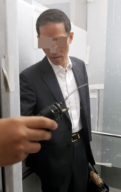 ‘드루킹’ 김동원 씨 일당이 김경수 경남도지사에게 오사카 총영사로 추천한 것으로 알려진 도모 변호사. 지난 5일 서울 서초구 특검 사무실로 소환되는 모습 [연합뉴스]