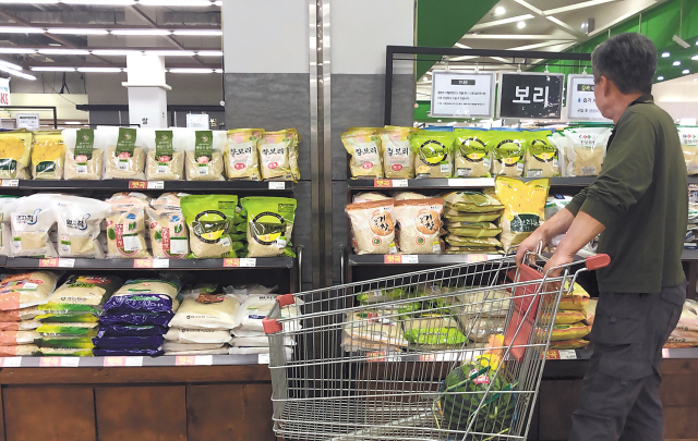 물가 상승세가 뚜렷해지면서 후발상품이긴 하지만 보다 가격 경쟁력이 큰 대체 제품에 소비자 구매가 활발하게 이뤄지는 것으로 나타났다. 서울시내 한 대형마트에서 소비자가 정미 코너를 둘러보고 있다.  [연합뉴스]