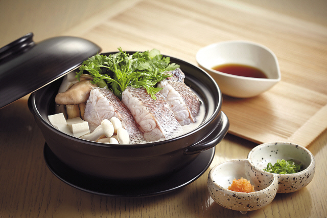 서울신라호텔 정통 일식 음식점인 ‘아리아께’에서 선보이는 민어 맑은탕.