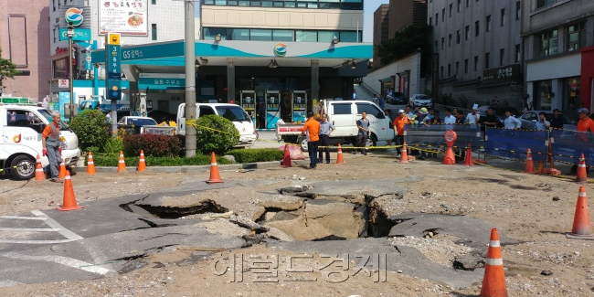 도로가 파손되고, 모래가 튀어나온 충무로 일대의 모습. [사진=박이담 수습기자/parkidam@heraldcorp.com]