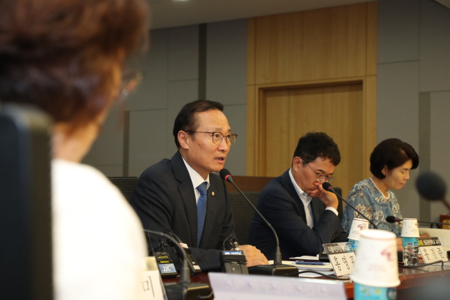 더불어민주당 홍영표 원내대표가 17일 오후 국회 의원회관에서 열린 민생평화상황실 소득주도성장팀 정책토론회에서 인사말을 하고 있다. (사진=연합뉴스)