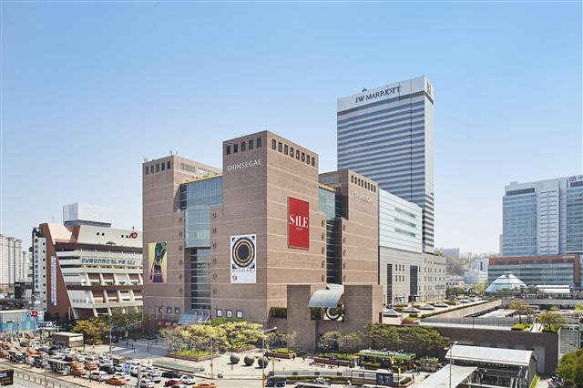 신세계백화점 강남점이 18일 면세점 오픈으로 외국인 유입이 늘면서 글로벌 쇼핑 명소로 거듭날 것으로 기대하고 있다. 사진은 신세계백화점 강남점 전경.   [제공=신세계백화점]