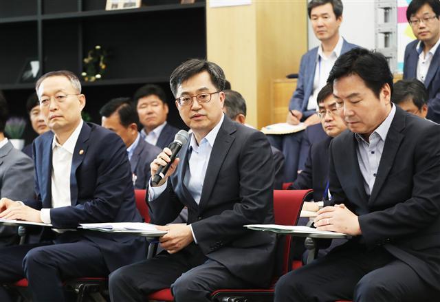 정부가 하반기 경제상황은 물론 소득분배 개선 여부가 불투명하다며 근로장려금·구직지원금·기초연금 확대 등을 골자로 하는 ‘2018년 하반기 경제정책 방향’과 ‘저소득층 일자리·소득지원 방안’을 18일 발표했다. 사진은 17일 오후 경기 성남시 경기창조경제혁신센터에서 열린 ‘혁신성장 가속화를 위한 지역혁신주체 협력 워크숍’에 참석한 김동연 경제부총리와 백운규 산업통상자원부 장관, 홍종학 중소벤처기업부 장관.  [연합뉴스]